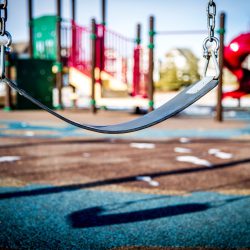 Se tuo figlio si fa male al parco, il Comune è responsabile?