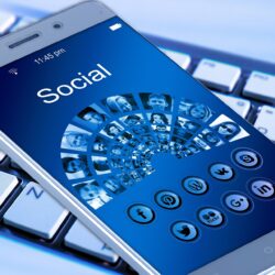 Scrivere Bimbominkia sui social è reato?